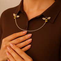 Broche de col à chaîne Bee